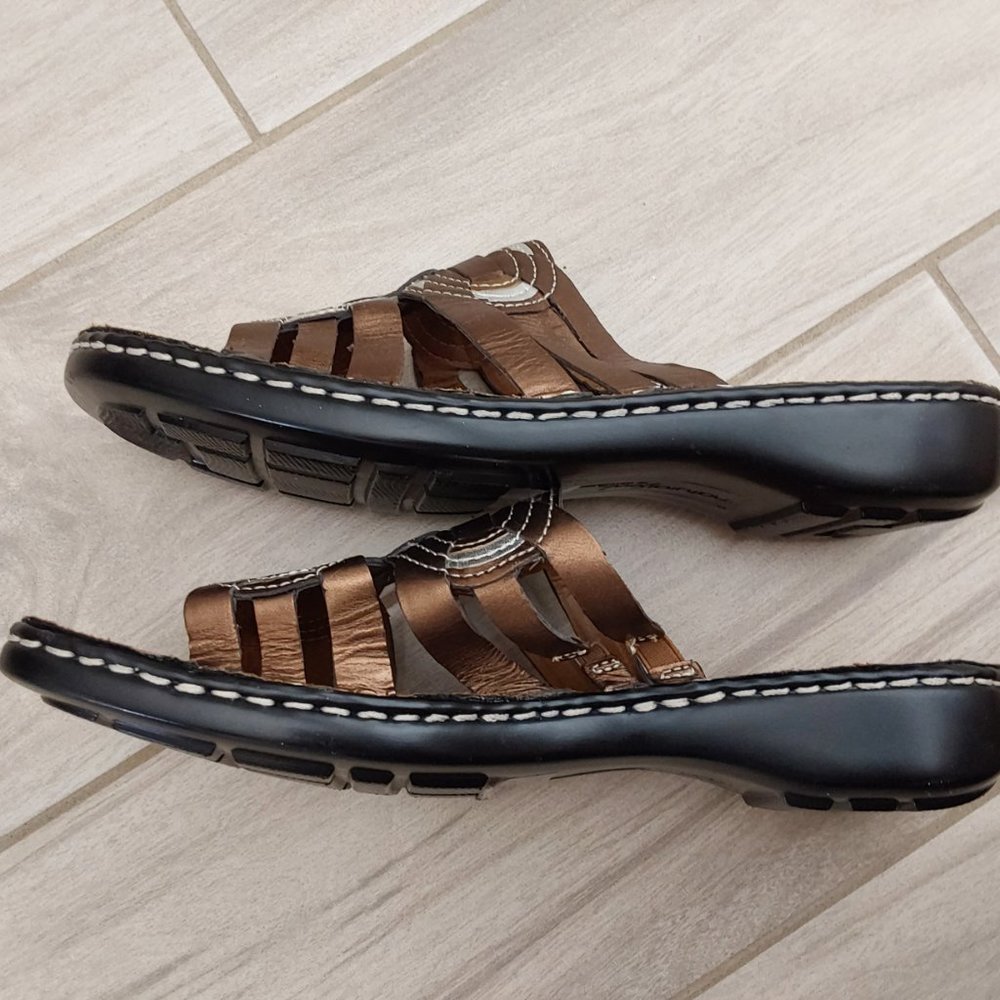 Natural Soul NWOB Caslin Metallic Leather Slip On Flat Sandal.  Size 9 Narrow - Picture 3 of 8